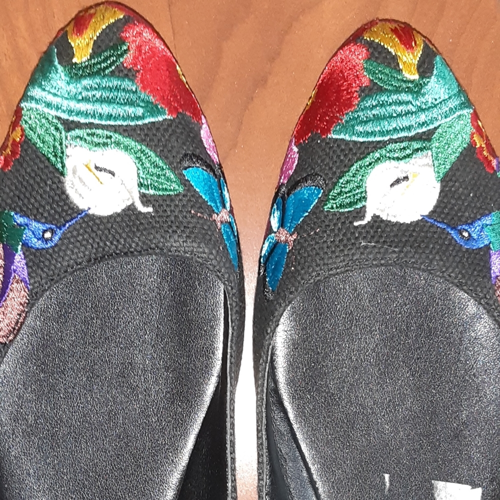 NINE WEST FLORAL PRINT SHOES - Picture 2 of 3